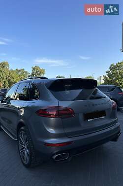 Внедорожник / Кроссовер Porsche Cayenne 2015 в 