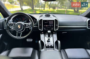 Внедорожник / Кроссовер Porsche Cayenne 2017 в 