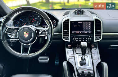 Внедорожник / Кроссовер Porsche Cayenne 2017 в 