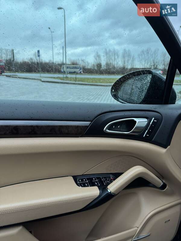 Внедорожник / Кроссовер Porsche Cayenne 2015 в Львове