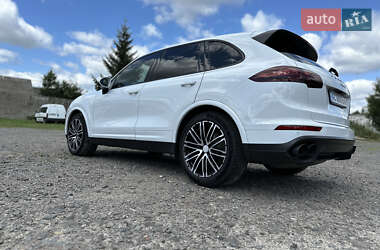 Внедорожник / Кроссовер Porsche Cayenne 2016 в 