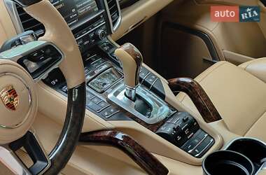 Внедорожник / Кроссовер Porsche Cayenne 2015 в 