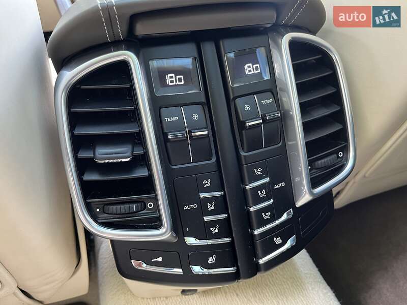 Позашляховик / Кросовер Porsche Cayenne 2011 в Харкові