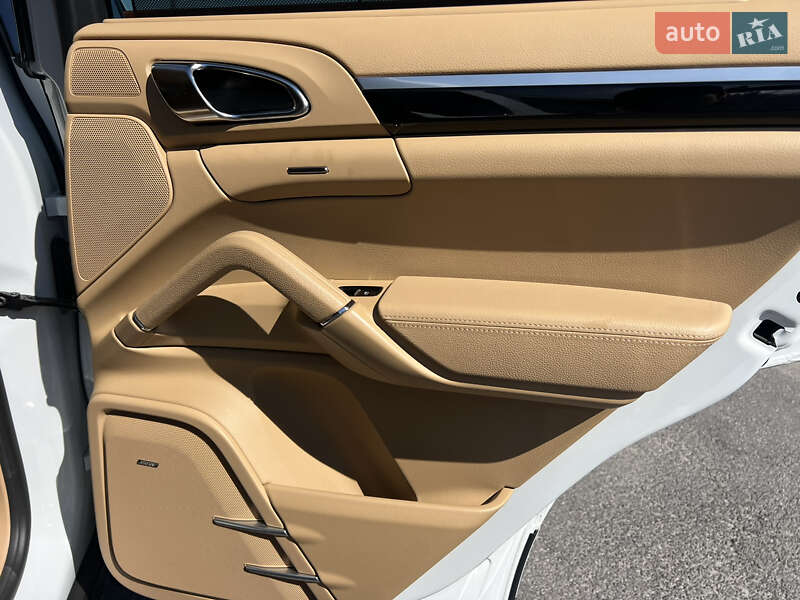 Внедорожник / Кроссовер Porsche Cayenne 2016 в Днепре