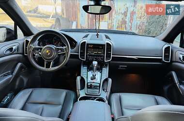 Внедорожник / Кроссовер Porsche Cayenne 2015 в 