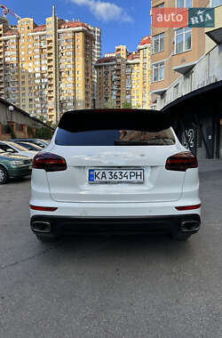 Внедорожник / Кроссовер Porsche Cayenne 2015 в 