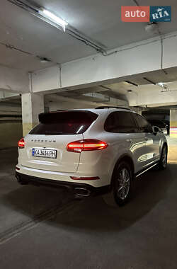 Внедорожник / Кроссовер Porsche Cayenne 2015 в 