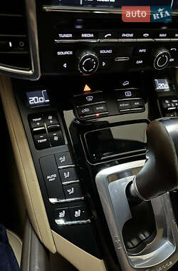 Внедорожник / Кроссовер Porsche Cayenne 2015 в 