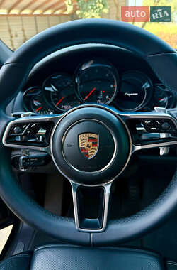 Внедорожник / Кроссовер Porsche Cayenne 2014 в 