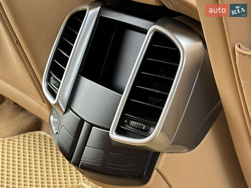 Внедорожник / Кроссовер Porsche Cayenne 2011 в Львове