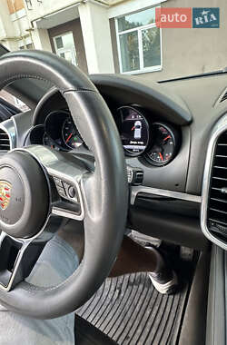 Внедорожник / Кроссовер Porsche Cayenne 2015 в 