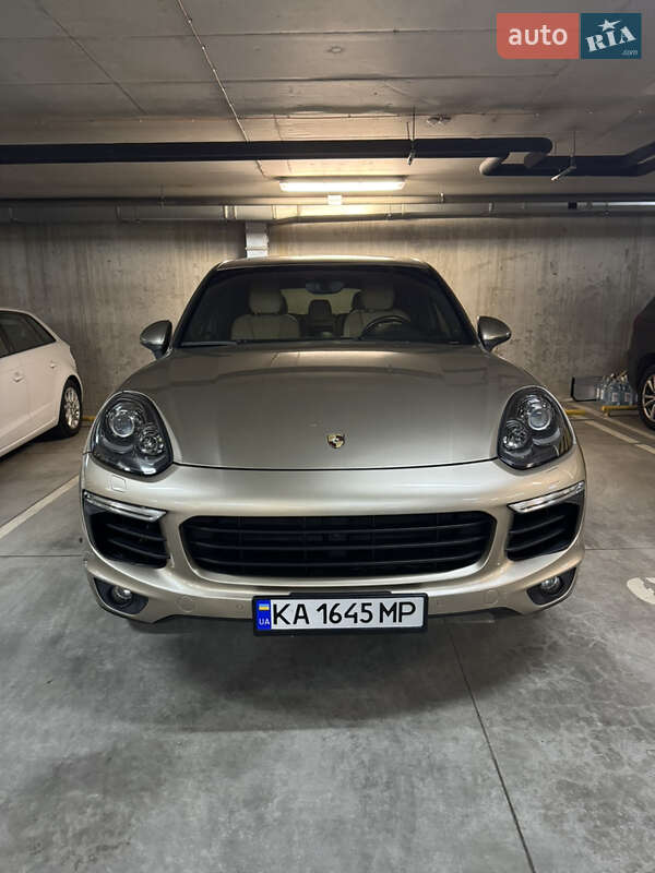 Внедорожник / Кроссовер Porsche Cayenne 2015 в 