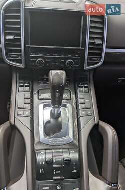 Внедорожник / Кроссовер Porsche Cayenne 2012 в 
