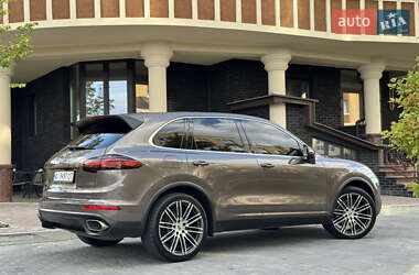 Внедорожник / Кроссовер Porsche Cayenne 2015 в 