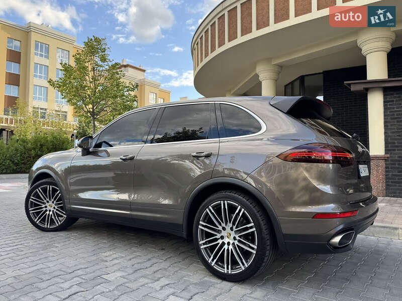 Позашляховик / Кросовер Porsche Cayenne 2015 в Києві