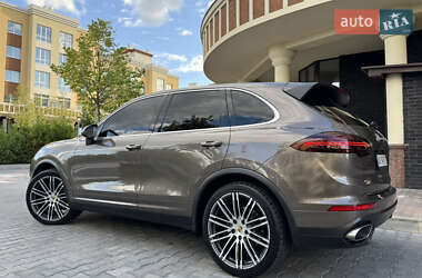 Внедорожник / Кроссовер Porsche Cayenne 2015 в 