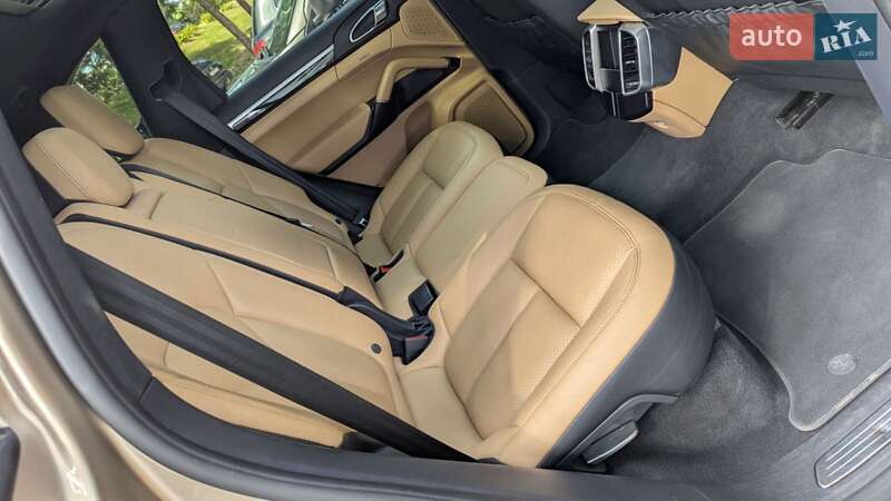 Внедорожник / Кроссовер Porsche Cayenne 2015 в Киеве