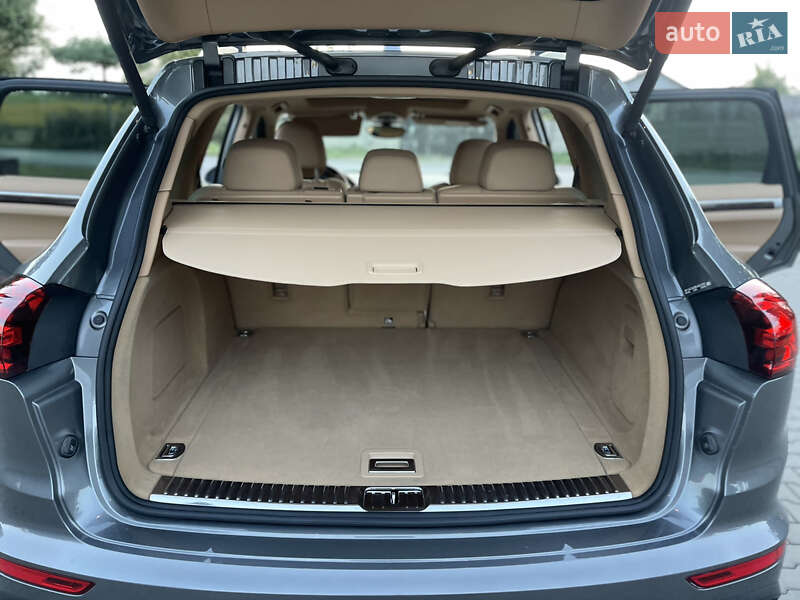 Внедорожник / Кроссовер Porsche Cayenne 2015 в Луцке