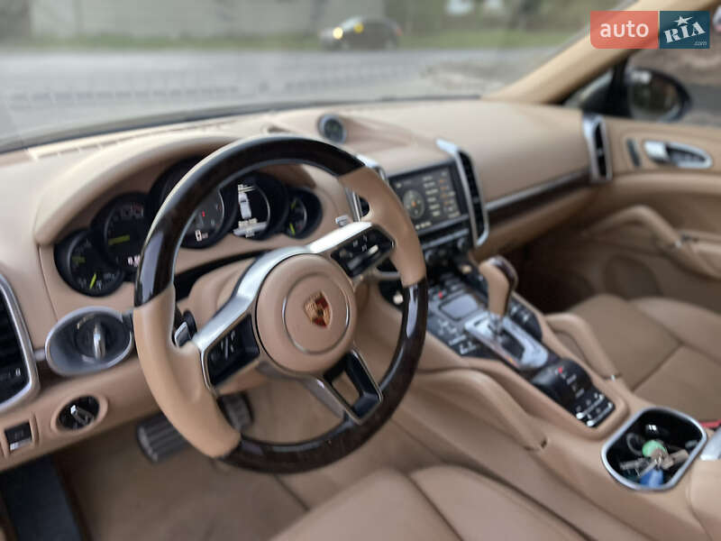 Внедорожник / Кроссовер Porsche Cayenne 2015 в Луцке
