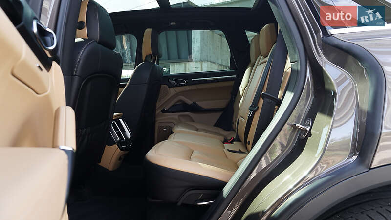 Позашляховик / Кросовер Porsche Cayenne 2015 в Дніпрі