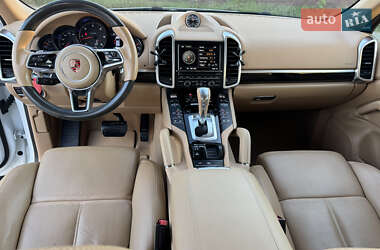 Внедорожник / Кроссовер Porsche Cayenne 2015 в 