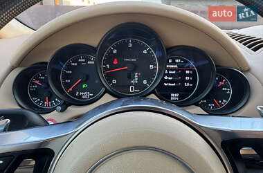 Внедорожник / Кроссовер Porsche Cayenne 2015 в 