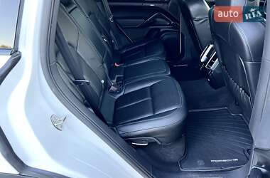 Внедорожник / Кроссовер Porsche Cayenne 2012 в 