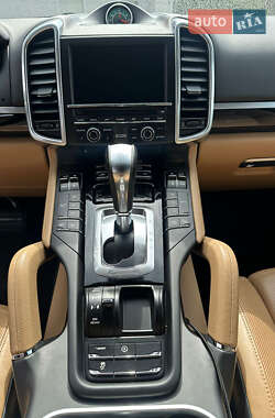 Внедорожник / Кроссовер Porsche Cayenne 2015 в 