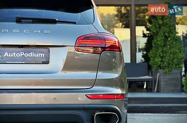 Внедорожник / Кроссовер Porsche Cayenne 2016 в 