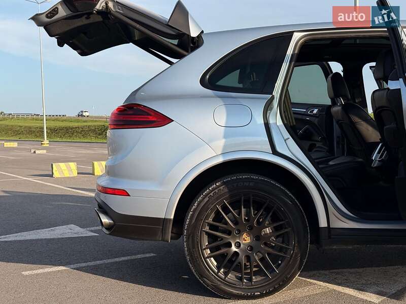 Позашляховик / Кросовер Porsche Cayenne 2016 в Львові