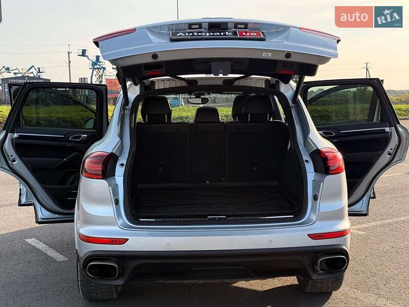 Позашляховик / Кросовер Porsche Cayenne 2016 в Львові