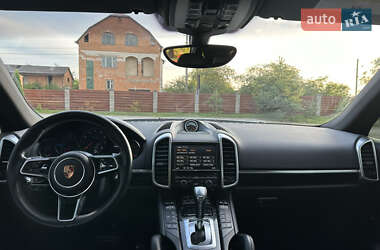 Внедорожник / Кроссовер Porsche Cayenne 2015 в 