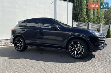 Позашляховик / Кросовер Porsche Cayenne 2016 в 