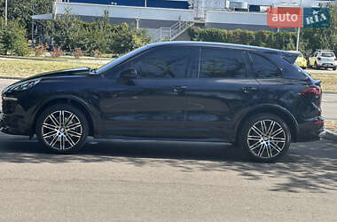 Позашляховик / Кросовер Porsche Cayenne 2015 в 