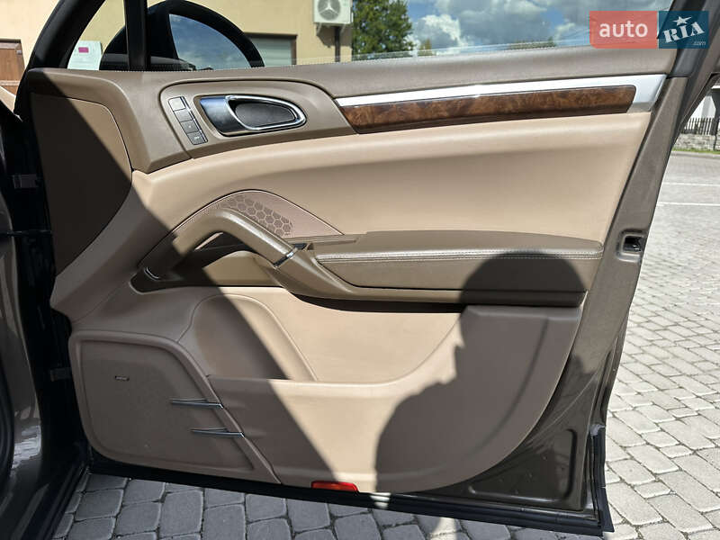 Внедорожник / Кроссовер Porsche Cayenne 2011 в Ровно
