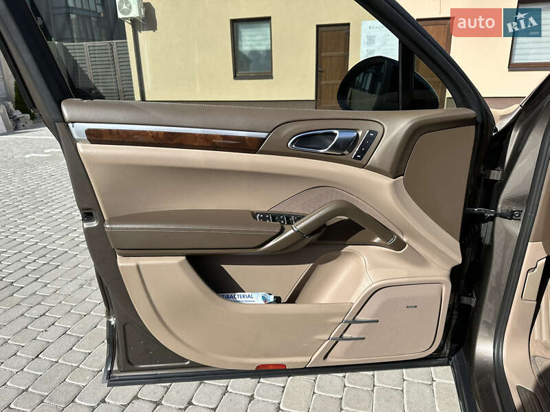 Внедорожник / Кроссовер Porsche Cayenne 2011 в Ровно