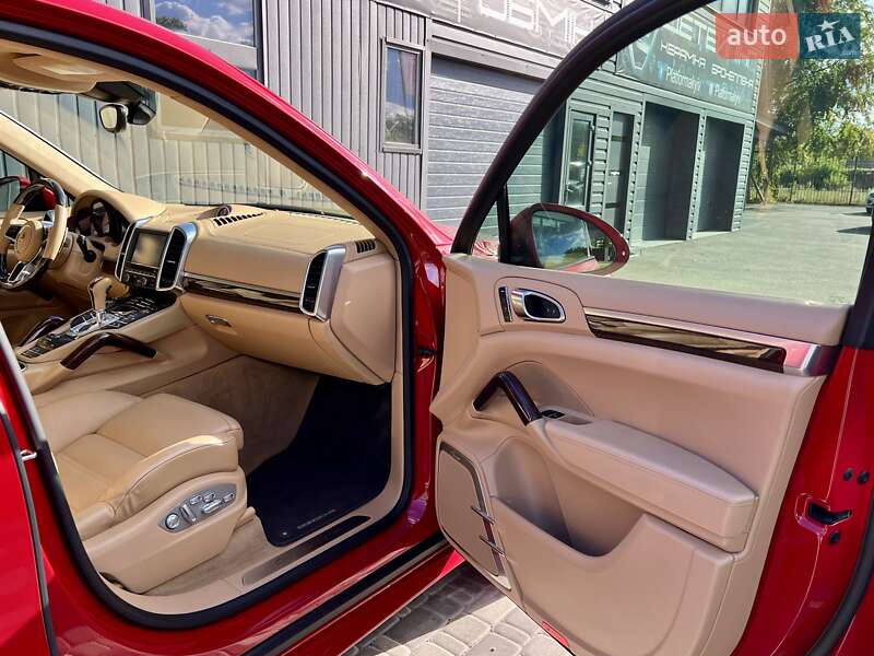 Внедорожник / Кроссовер Porsche Cayenne 2015 в Киеве