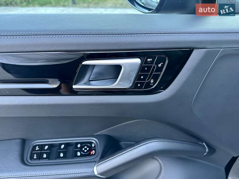 Внедорожник / Кроссовер Porsche Cayenne 2017 в Киеве