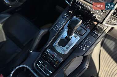 Внедорожник / Кроссовер Porsche Cayenne 2011 в 