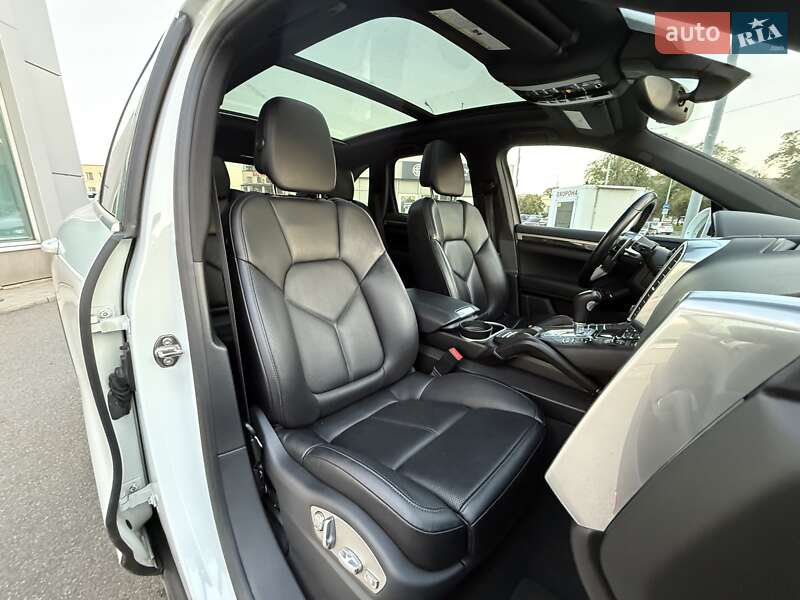 Внедорожник / Кроссовер Porsche Cayenne 2016 в Киеве