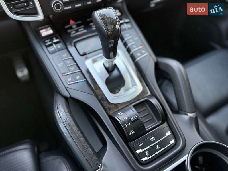 Внедорожник / Кроссовер Porsche Cayenne 2016 в Киеве