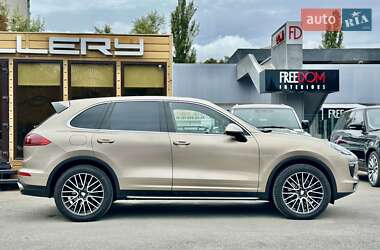 Внедорожник / Кроссовер Porsche Cayenne 2015 в 