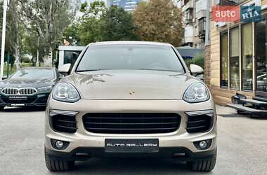 Внедорожник / Кроссовер Porsche Cayenne 2015 в 
