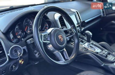 Внедорожник / Кроссовер Porsche Cayenne 2015 в 