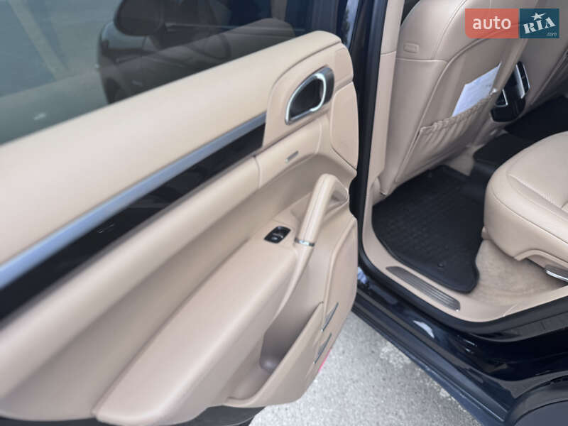 Позашляховик / Кросовер Porsche Cayenne 2014 в Харкові