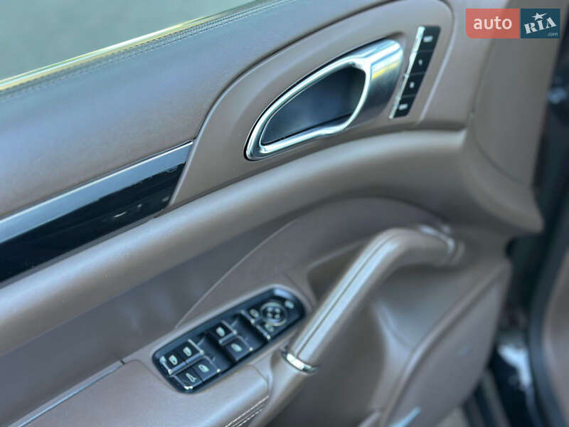 Позашляховик / Кросовер Porsche Cayenne 2012 в Києві