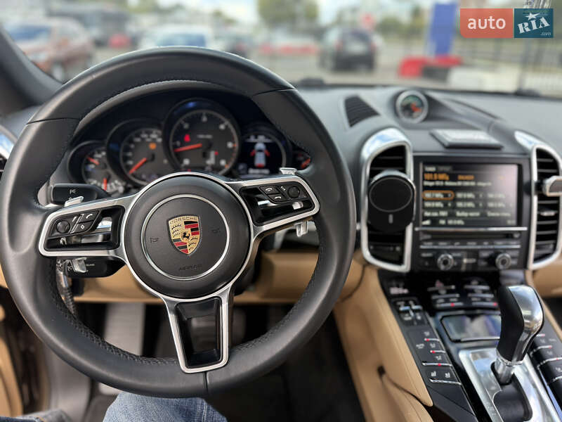 Позашляховик / Кросовер Porsche Cayenne 2015 в Києві
