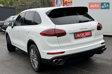 Внедорожник / Кроссовер Porsche Cayenne 2015 в 