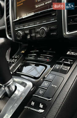 Позашляховик / Кросовер Porsche Cayenne 2012 в  фото 24 Позашляховик / Кросовер Porsche Cayenne 2012 в