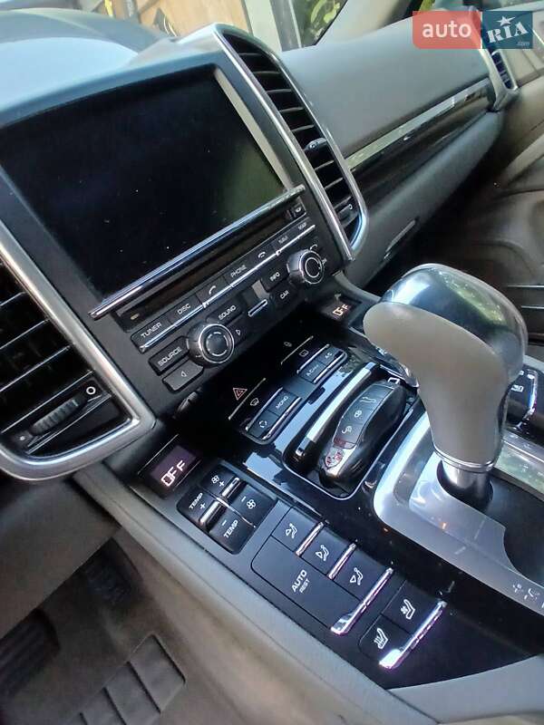Позашляховик / Кросовер Porsche Cayenne 2011 в Чернівцях